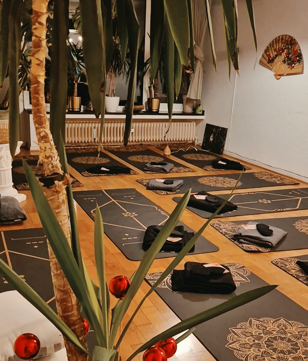 Männer und Frauen sitzen im Kreis bei einer Breathwork-Session in Düsseldorf