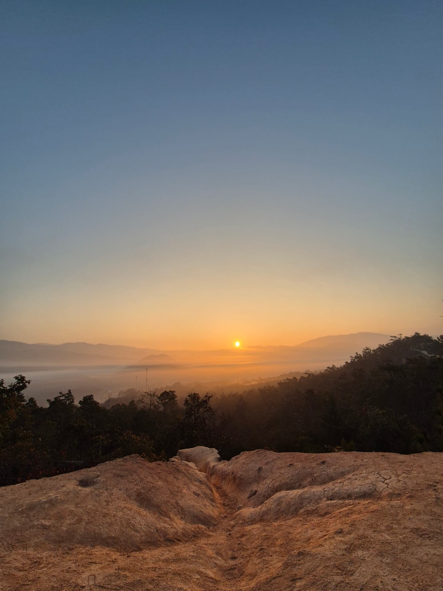 Sonnenaufgang über nebligen Bergen in Asien